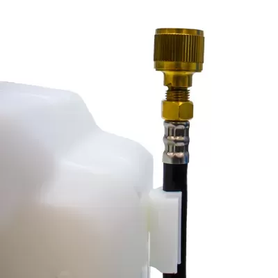 Conexão de mangueira com adaptador dourado e peça plástica branca