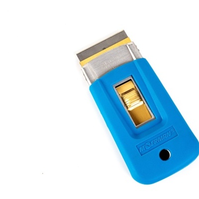 rasqueta azul com lâmina metálica e palavra SCRAPE em relevo