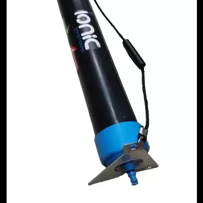 Filtro de água cylindrical preto e azul com corda preta e texto Ionic SYSTEMS