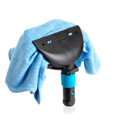 Ferramenta de limpeza com estrutura preta e azul e pano azul pendurado