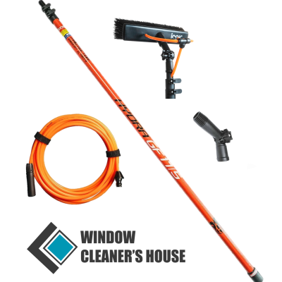 Kit de limpeza de janelas com haste telescópica laranja, escova preta, mangueira laranja e adaptador preto em fundo branco