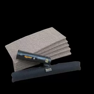 Conjunto de panos e utensílio Maykker sobre fundo preto