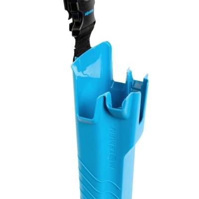 Suporte plástico azul com tira preta ajustável e texto 'MERIDA' em relevo