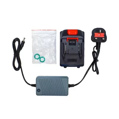 Carregador compacto preto com adaptador UK, cabo e saco plástico com anéis verdes