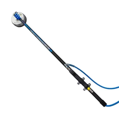 Ferramenta de limpeza com cabo preto e azul e disco metálico circular