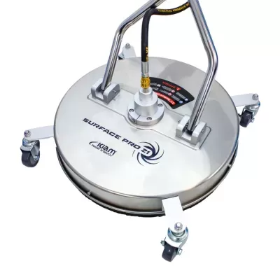 Dispositivo de limpeza industrial prateado com rodas e tubo flexível