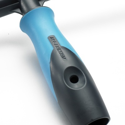 Pega de ferramenta de limpeza preta e azul com texto 'PERFECTEM'