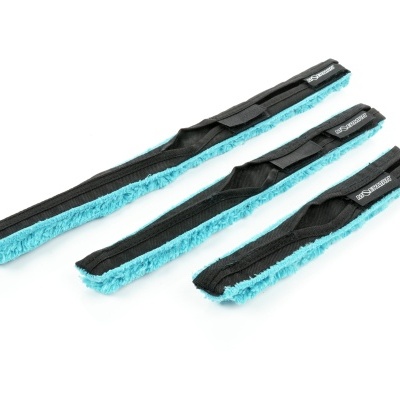 Três espátulas de limpeza pretas com lados azuis em tecido felpudo.
