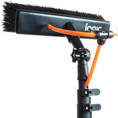 Escova de limpeza preta com cerdas e suporte preto com fixadores laranja