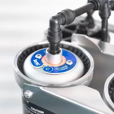 Filtro de carbono ativado para purificação de água com etiqueta e conexão plástica preta