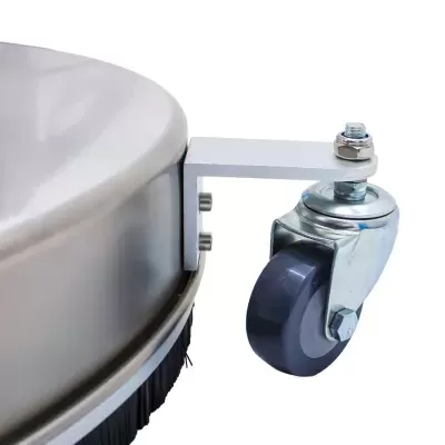 Roda giratória de metal com estrutura cromada e roda de borracha cinza numa base redonda prateada