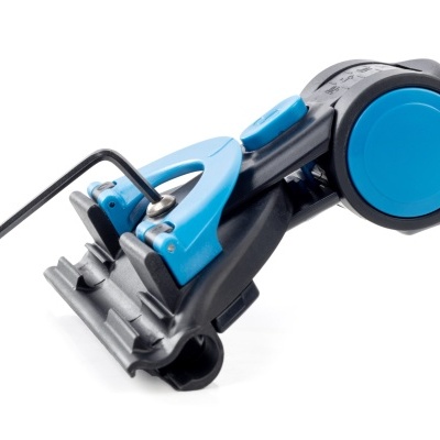 Aparelho de medier preto com componentes azuis e metálicos