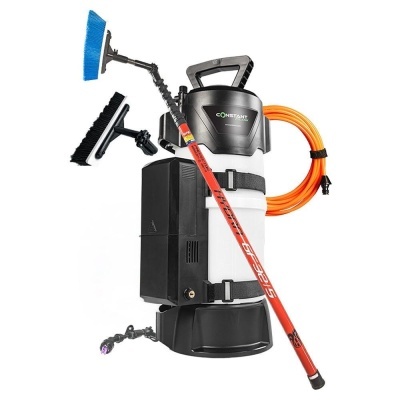 Equipamento de limpeza carry backpack com depósito branco, base preta, mangueira laranja e escova azul e preta