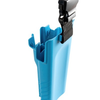 Suporte azul de plástico com fecho preto ajustável