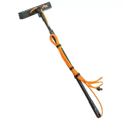 Acessório de limpeza para vidros com cabo preto e detalhes laranja e escova