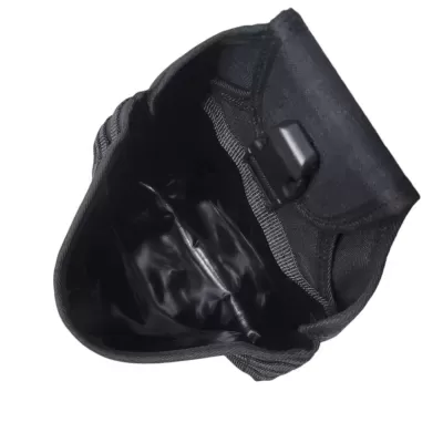 Bolsa preta para acessórios, vista de cima com interior visível