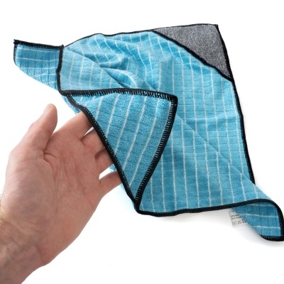 Pano de microfibra azul com riscas brancas e bordas pretas