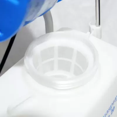 Filtro branco de rede dentro de recipiente branco de plástico com estrutura metálica