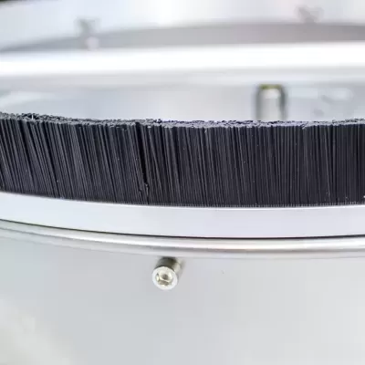 Borda circular com escova de cerdas pretas em estrutura metálica