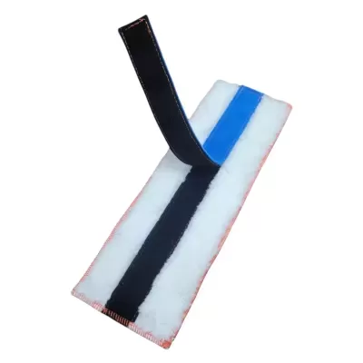 Mopa de limpeza com base preta, detalhes azuis e branca felpuda