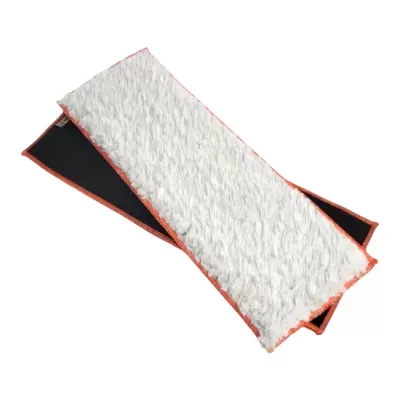 Lenço branco felpudo com costura laranja e lado preto