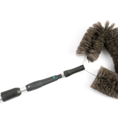 Escova flexível para limpeza de radiadores com cabo telescópico preto e metálico