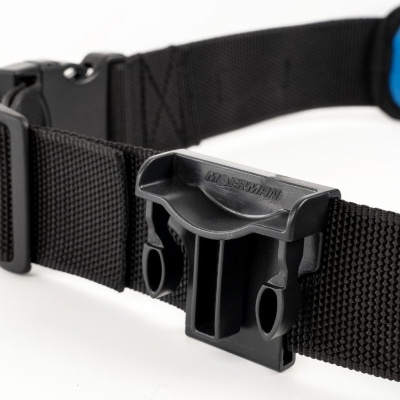 Cinto ajustável preto com fivela plástica e parte acolchoada azul