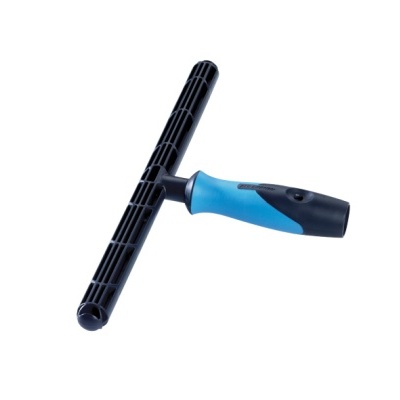 Ferramenta com cabo azul e preto e estrutura tubular preta