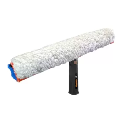 Rodo de limpeza com cabo preto e cabeça felpuda branca