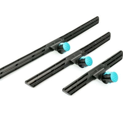 Três guias de encaixe pretas com botões azuis em fundo branco