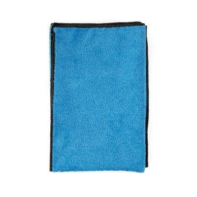 Toalha de microfibra azul com bordas pretas sobre fundo branco