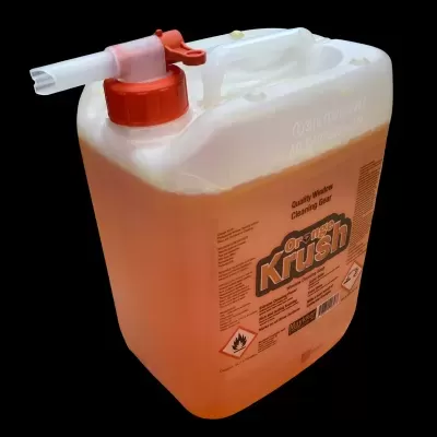 Recipiente plástico laranja com tampa vermelha e bico branco para produto de limpeza automóvel