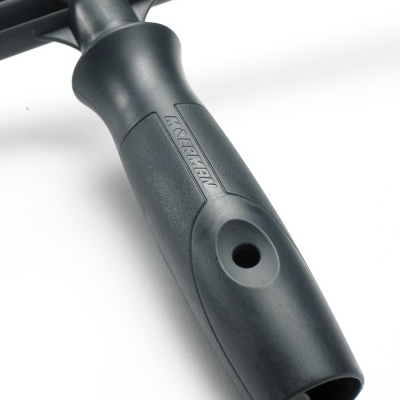 Pega preta de plástico de limpa-vidros com inscrição KARCHER