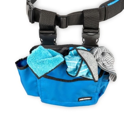 Bolsa organizadora azul com acessórios de limpeza em tecido de microfibra