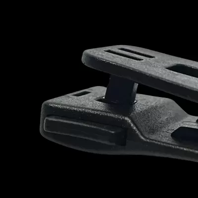 Clipe plástico preto com articulação e fendas retangulares