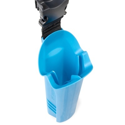 Suporte azul de plástico com clipe preto e correia preta