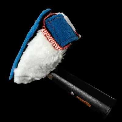 Pincel de pintura preto com parte superior branca felpuda e aba azul