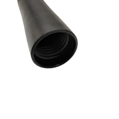 Tubo preto cilíndrico de plástico com extremidade aberta