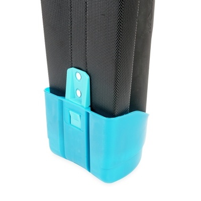 Capa protetora azul turquesa em base preta com tecido texturizado