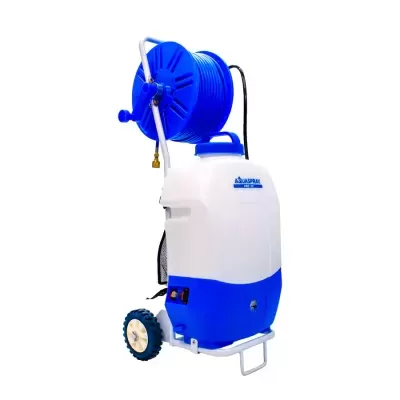 Pulverizador móvel Aquaspray Pro 20 com corpo em plástico branco e azul e mangueira azul enrolada