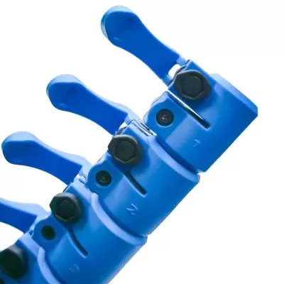 Grampos de metal azuis com alavancas azuis e parafusos pretos numerados