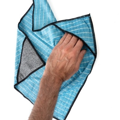 Mão sobre pano azul com riscas brancas e bordas pretas