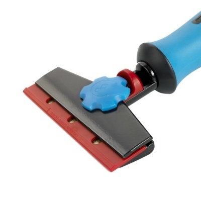 Raspador com cabo azul, lâmina vermelha e parafuso de ajuste azul em fundo branco.