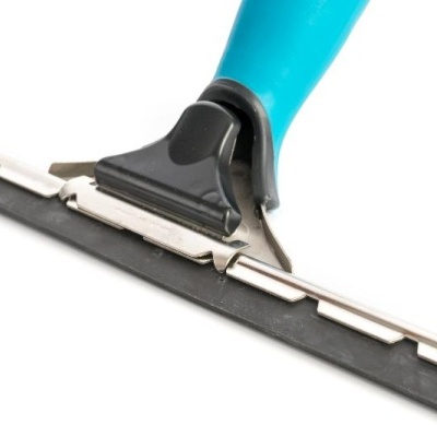 Limpa-vidros com cabo azul e lâmina de borracha preta