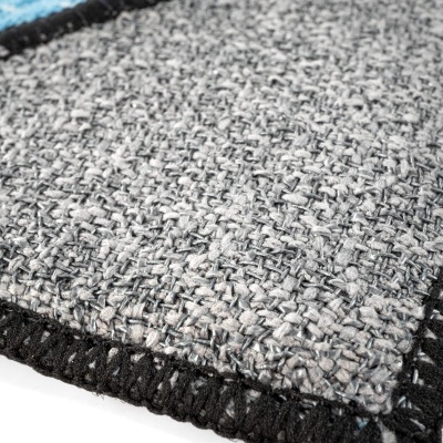 Tapete cinza claro com bordas pretas e textura de tricô