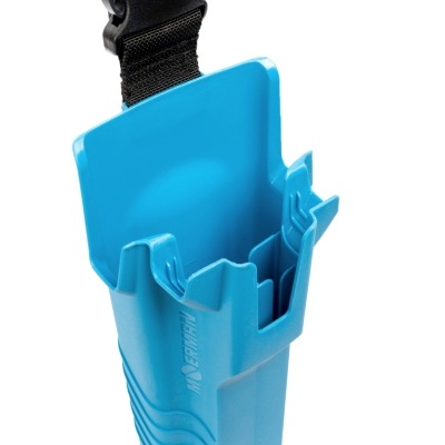 Suporte de plástico azul com presilha preta e fundo branco