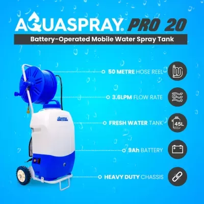 Pulverizador móvel a bateria AQUASPRAY PRO 20 com tanque branco e base azul e mangueira azul montada, sobre fundo azul com gotas de água