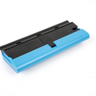 Raspador plástico azul e preto com texto TRUPER