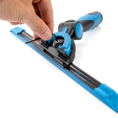 Raspador de vidro preto e azul com lâmina e mão ajustando