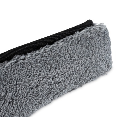 Cinta felpuda cinzenta com borda preta, textura macia